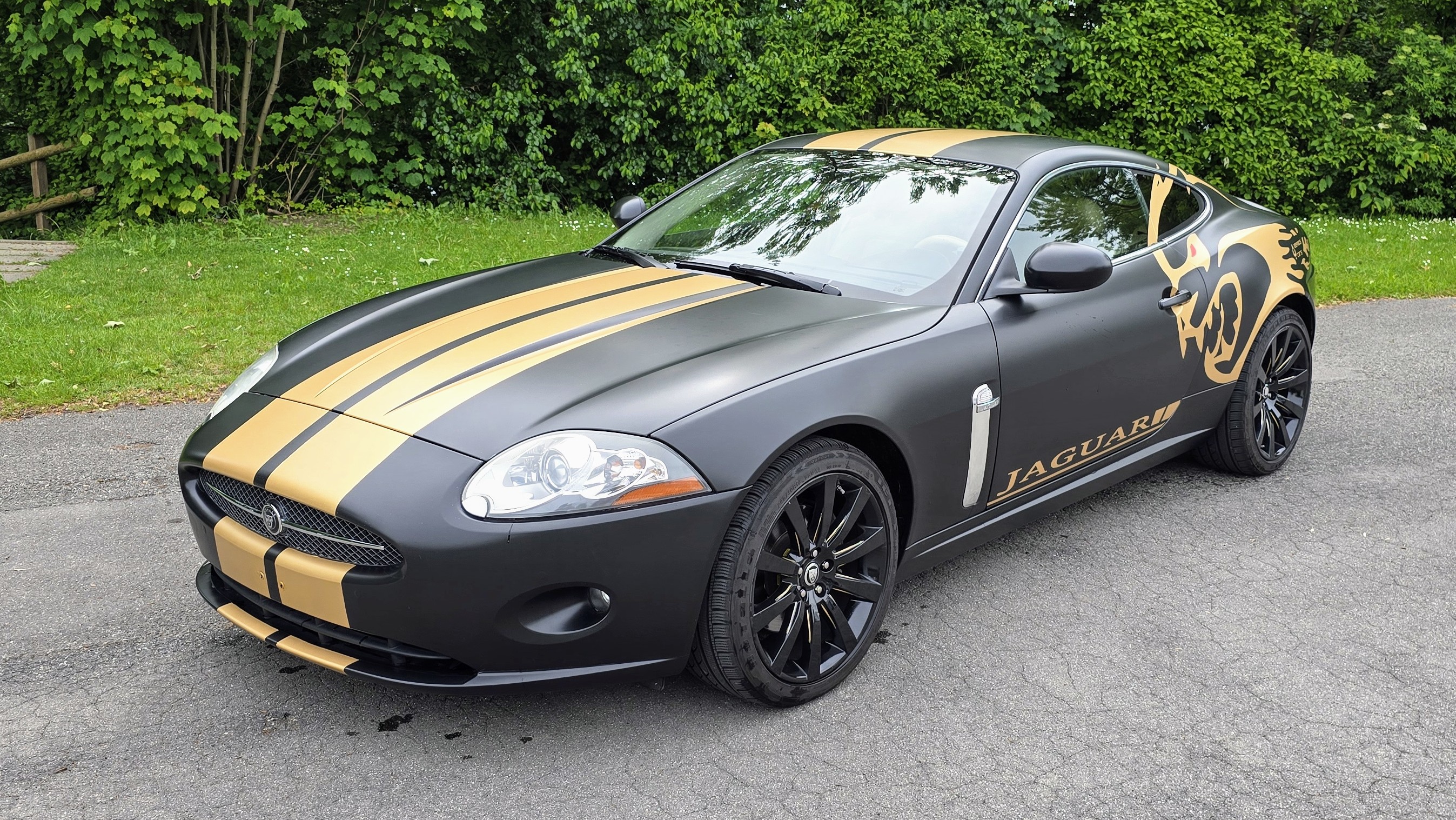 Jaguar XK Matt Schwarz Gold